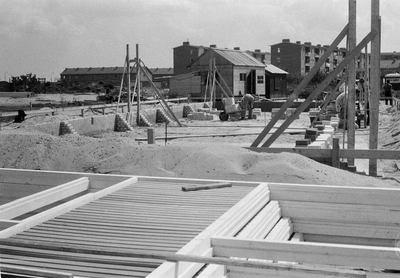 845049 Afbeelding van de bouw van vijftig woningen in de omgeving van het Looplantsoen te Utrecht.